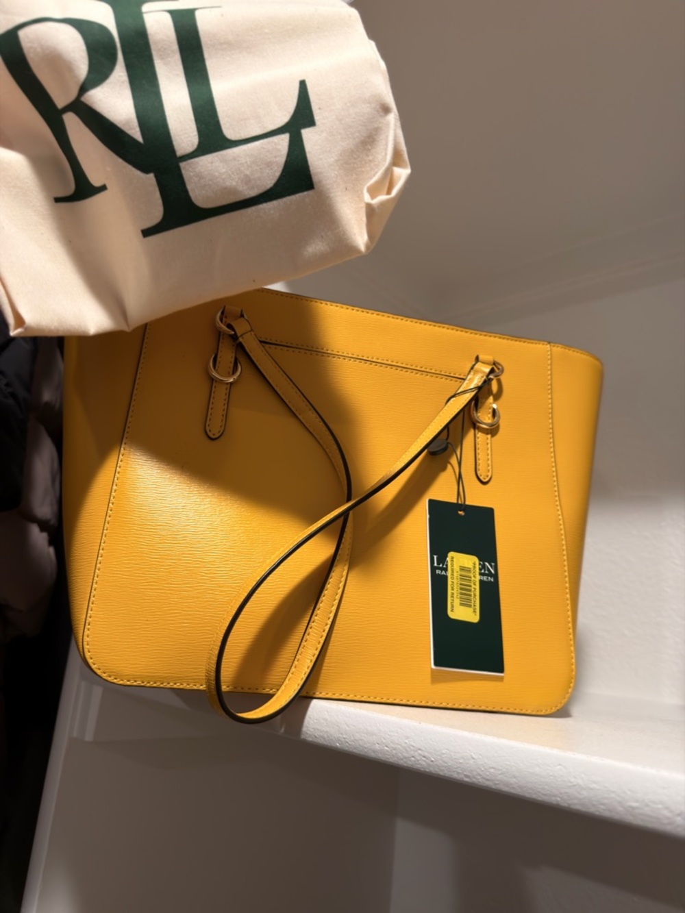 New with tag Ralph Lauren Mustard Yellow Leather Tote bag
Comes with dust bag